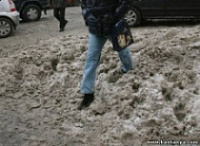 В центре Ярославля очищают от снега и льда пешеходные дорожки