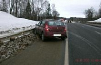 Женщина на "Рено" врезалась в ограждение