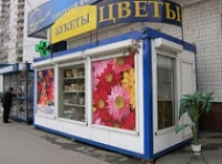 Ярославец проломил стену в цветочный ларек. Пропали розы и деньги.
