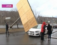 История с упавшим на машину щитом дошла до суда