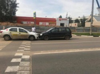 Водитель такси устроил аварию и попытался скрыться