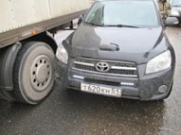 Две иномарки в воскресение пострадали от грузовиков