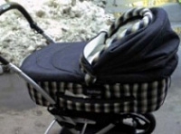 В Угличе на коляску с младенцем упала снежная глыба