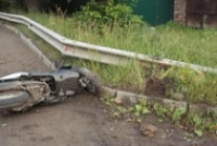 В Рыбинске скутерист врезался в дорожное ограждение В Рыбинске скутерист врезался в дорожное ограждение