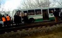 В Ярославле тепловоз врезался в автобус с пассажирами