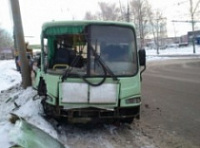 Авария в Брагино: ПАЗ врезался в столб
