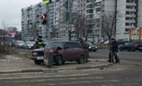 В Брагино водитель и пассажиры сбежали из врезавшейся в столб легковушки