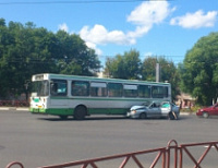 На Московском проспекте 41 автобус столкнулся с легковым авто