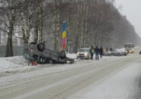 В жуткой аварии иномарка перевернулась на крышу, а вторую разорвало пополам