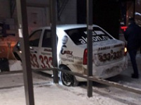 В Ярославле такси врезалось в отделение почты
