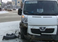 В центре Ярославля столкнулись маршрутка и внедорожник