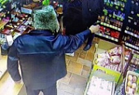 Мужчина с пистолетом ограбил продуктовый магазин