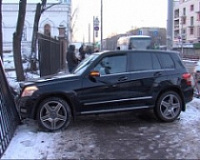 Мерседес протаранил забор здания районного суда Мерседес протаранил забор здания районного суда
