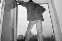 Подследственный во время обыска выпрыгнул из окна