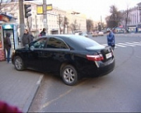 На остановку вылетела иномарка