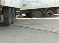 Фура провалилась под асфальт