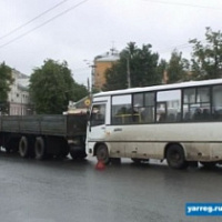 В Ярославле столкнулись грузовик и маршрутка
