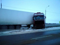 Фура напоролась на отбойник на трассе М-8
