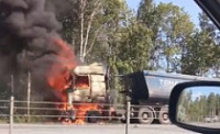 Под Ярославлем на дороге сгорел мусоровоз