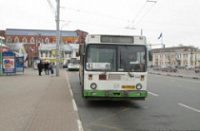 В центре Ярославля женщина угодила под автобус