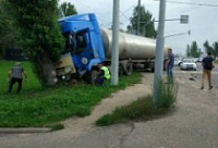 На въезде в Ярославль бензовоз столкнулся с легковушкой и влетел в дерево