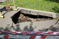 В центре Ярославле провалился асфальт