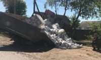 Из-за ямы на дороге с грузовика посыпались кирпичи