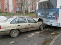 В Ярославле иномарка атаковала троллейбус.