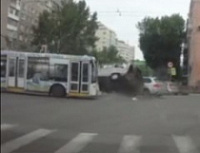 Пьяный угонщик протаранил 3 машины и троллейбус [ВИДЕО]