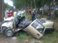В Дзержинском районе легковушка налетела на столб