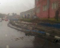 Бетонный забор обрушился на иномарку