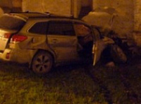 В центре Ярославле иномарка врезалась в стену