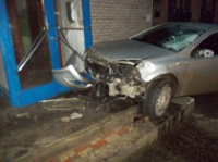 В Рыбинске иномарка сбила женщину и вылетела на ступени здания