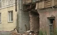 В Ярославской области из-за сильного ветра рухнула часть здания