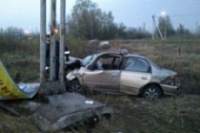 На окружной дороге иномарка врезалась в рекламную конструкцию