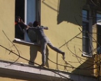 Молодая женщина пыталась спрыгнуть с третьего этажа