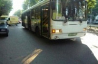 Автобус врезался в стоящий автомобиль
