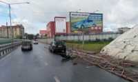 На проспекте Фрунзе иномарка снесла ряды дорожного ограждения