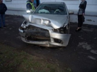 В Ярославле «Мицубиси Галант» негалантно повредил своего родственника и отечественный внедорожник.
