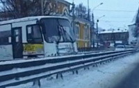 На мосту через Которосль маршрутка налетела на отбойник