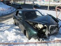 В Ярославле «Мерседес» расправился с дорожным ограждением