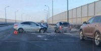 На Юбилейном мосту иномарку занесло на отбойник