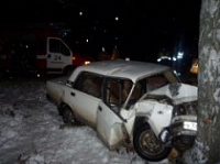 В Ярославле «пятерка» врезалась в дерево В Ярославле «пятерка» врезалась в дерево