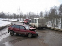 В Угличском районе легковушка врезалась в маршрутку